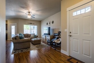 395 Live Oak Loop in Central Point, OR - Building Photo - Building Photo