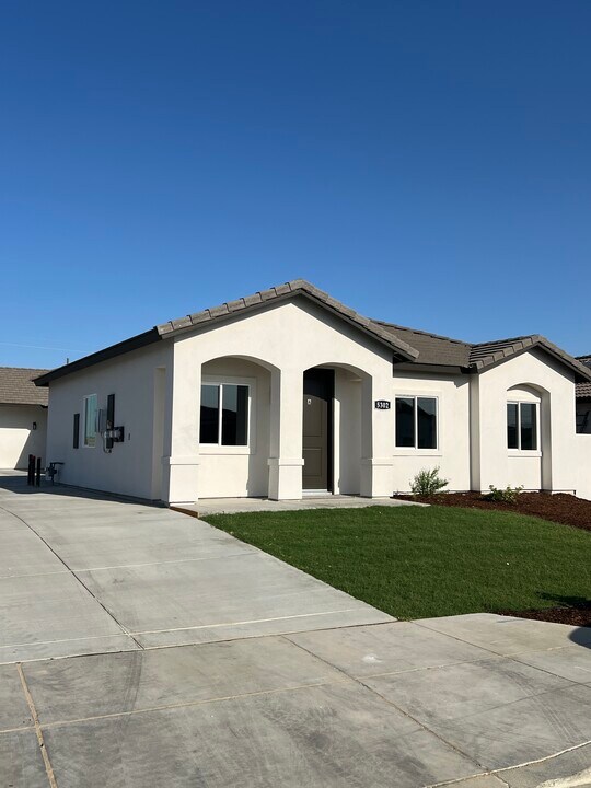 5302 Hawkwatch Ln, Unit A in Bakersfield, CA - Building Photo