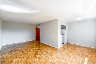 Princeton Apartments in Toronto, ON - Building Photo - Interior Photo