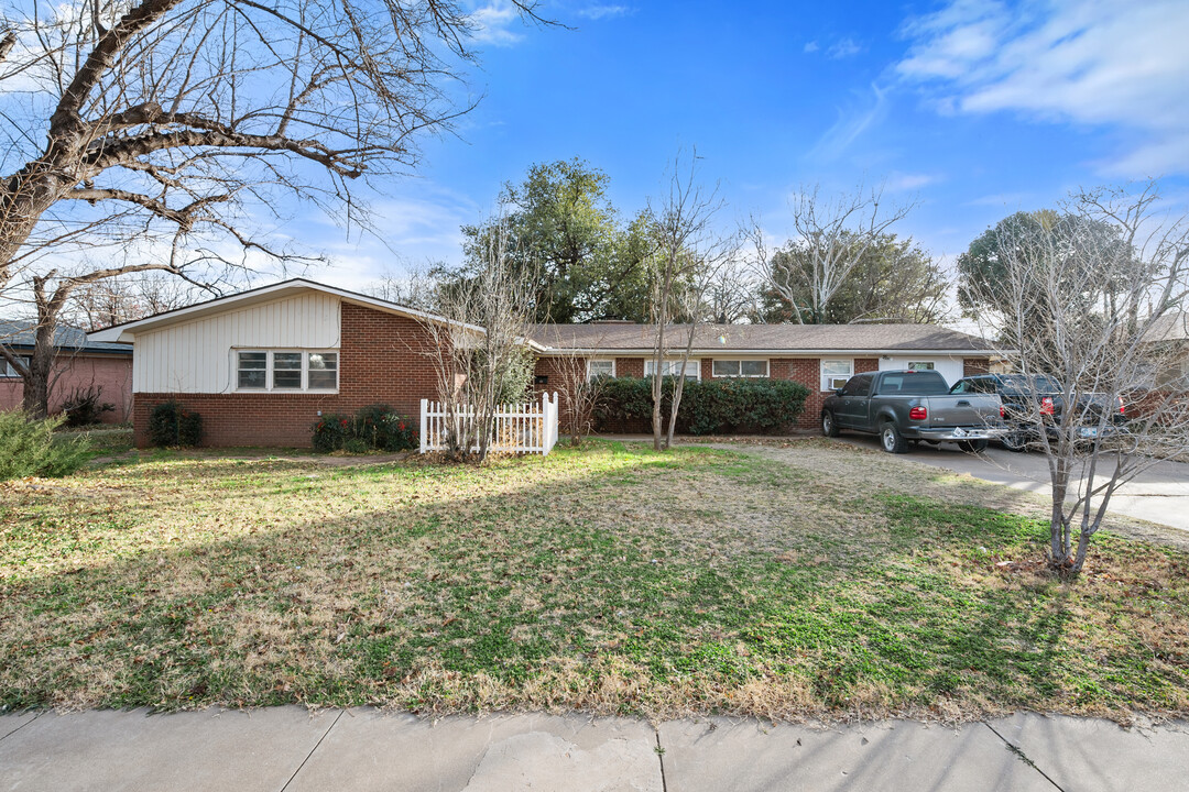 2703 54th St in Lubbock, TX - Building Photo