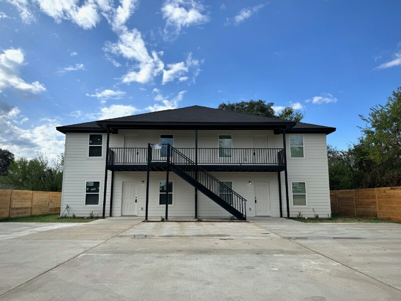 102 Pecan Dr in Lacy Lakeview, TX - Foto de edificio