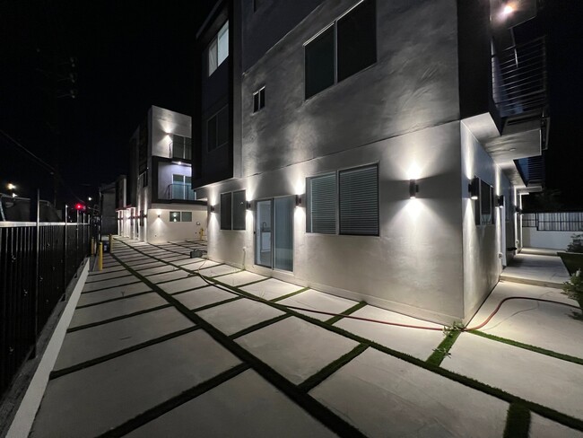 1301 E 27th St in Los Angeles, CA - Building Photo - Building Photo