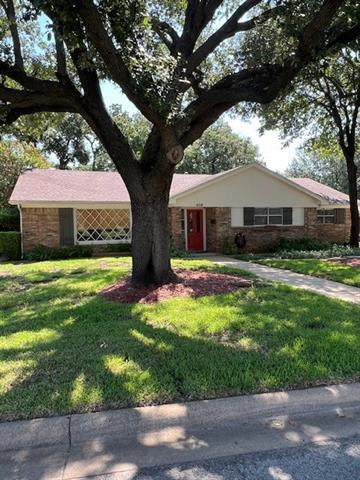 408 Carnation Ln in Hurst, TX - Foto de edificio - Building Photo