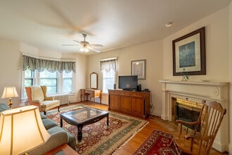 585 W Ferry St in Buffalo, NY - Building Photo - Interior Photo