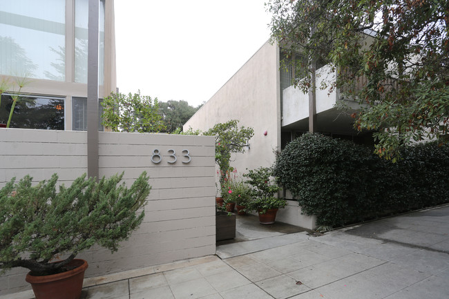 833 Moraga Dr in Los Angeles, CA - Building Photo - Building Photo