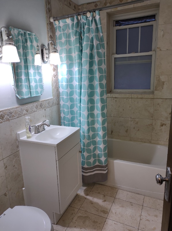 property at 539 W Addison St