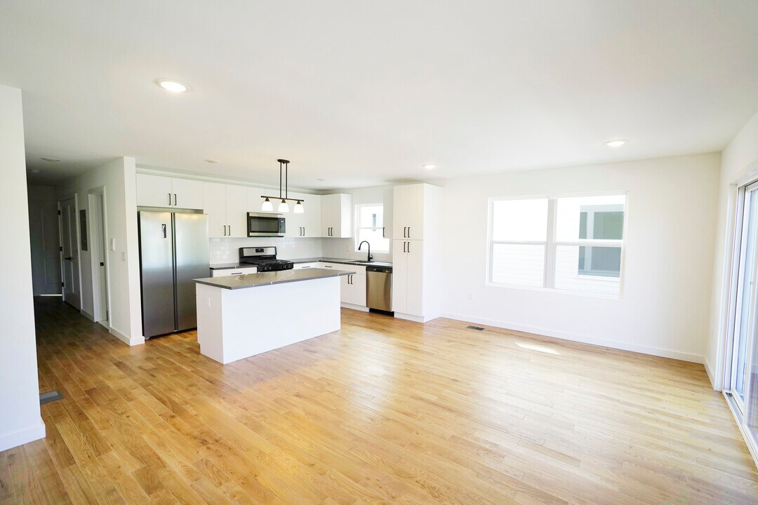 728 Seaport Dr in Elizabeth, NJ - Building Photo