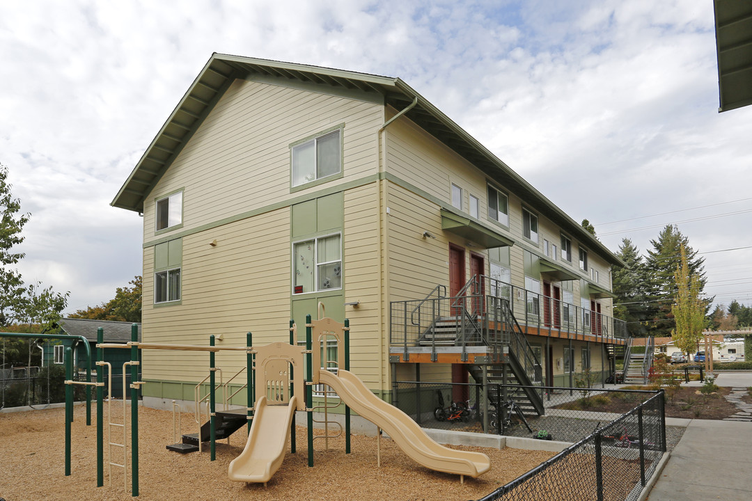 Irish Moss Plaza Apartments in Portland, OR - Building Photo