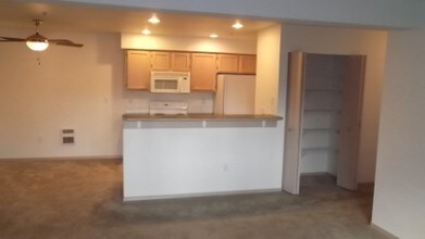 1001 W Casino Rd-Unit -H-104 in Everett, WA - Building Photo - Building Photo