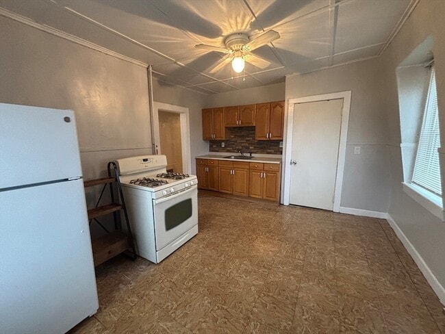 127 Court St, Unit 3 in Plymouth, MA - Building Photo - Building Photo