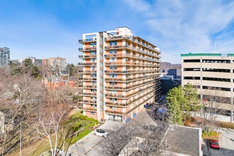 Sandpiper Apartments in Burlington, ON - Building Photo - Building Photo