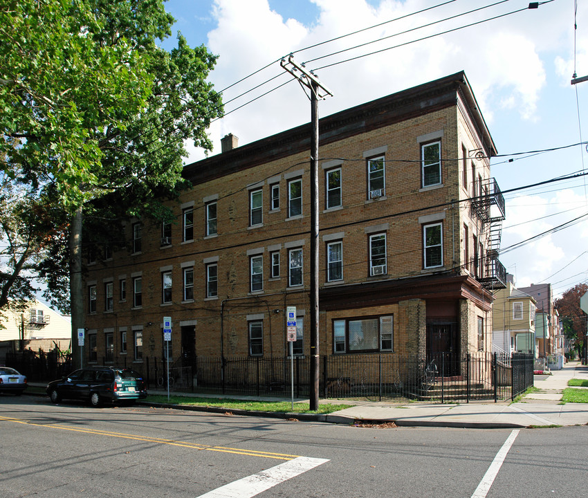 705 N 8th St in Newark, NJ - Building Photo