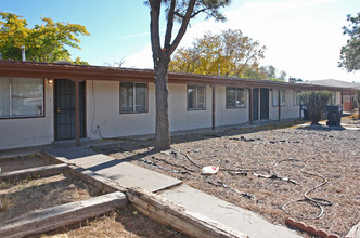 8100-8304 Decatur SE in Albuquerque, NM - Foto de edificio - Building Photo