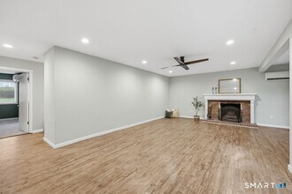 42 Library Ln in Simsbury, CT - Building Photo - Building Photo