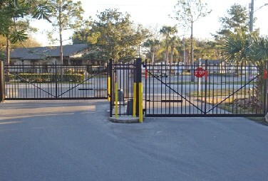 Whispering Pines Manufactured Home Community in Kissimmee, FL - Foto de edificio