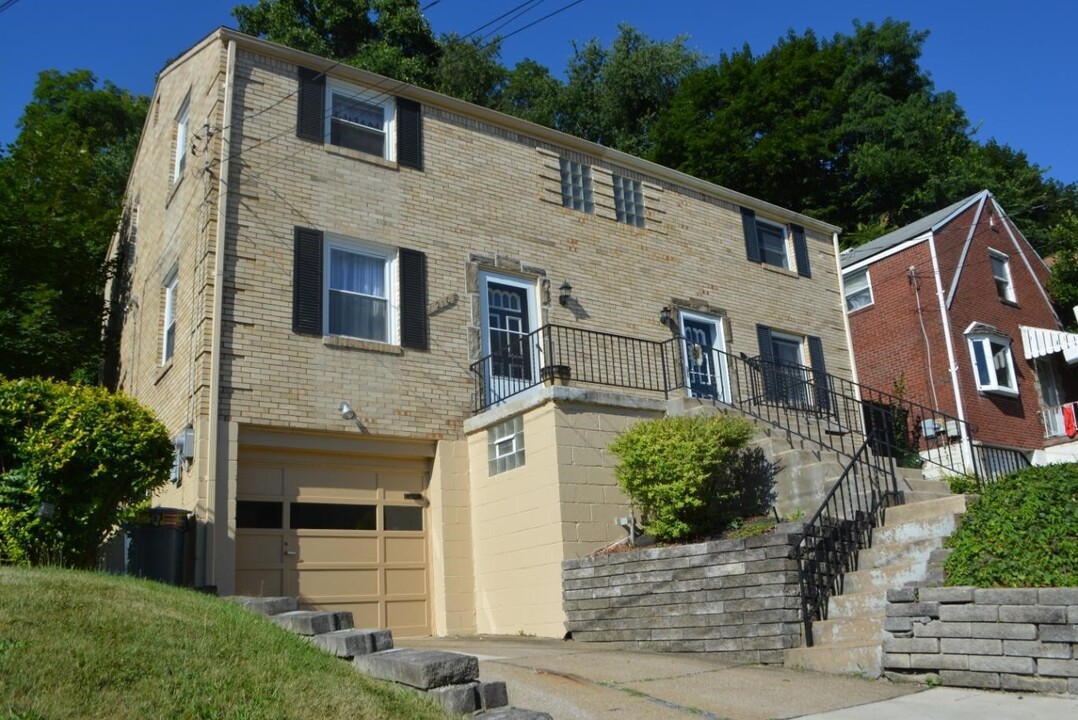 210 E Garden Rd in Pittsburgh, PA - Foto de edificio