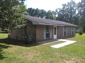 2065 Marion Dr S in Mount Vernon, AL - Building Photo