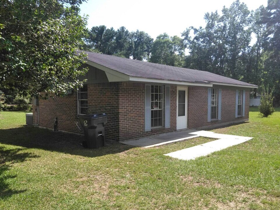 2065 Marion Dr S in Mount Vernon, AL - Building Photo