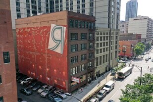 11 E Illinois St in Chicago, IL - Building Photo