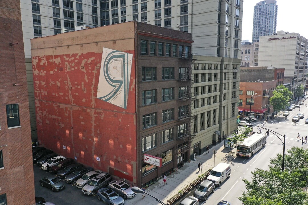 11 E Illinois St in Chicago, IL - Building Photo