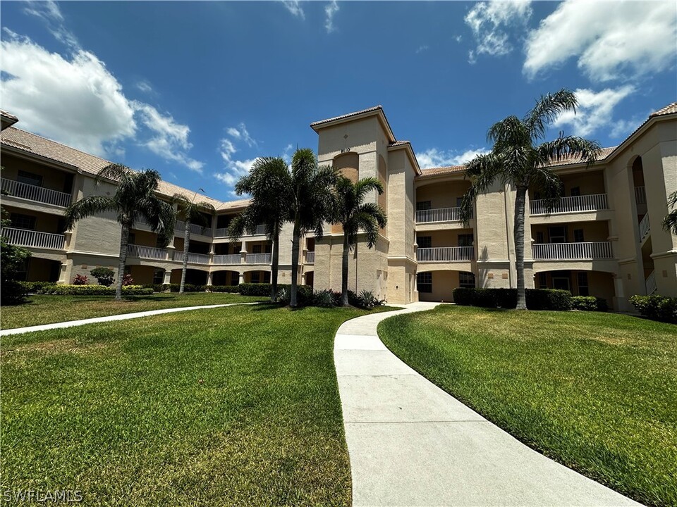 9110 Southmont Cove in Ft. Myers, FL - Foto de edificio