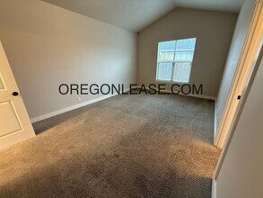 1983 Cedar Brook Dr in Eugene, OR - Building Photo - Building Photo