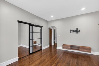 5203 N Winthrop Ave, Unit 2 in Chicago, IL - Building Photo - Building Photo