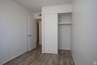 Mountain Lakes Apartments in Tucson, AZ - Building Photo - Building Photo