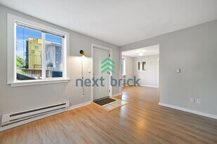 2243 14th Ave W in Seattle, WA - Building Photo