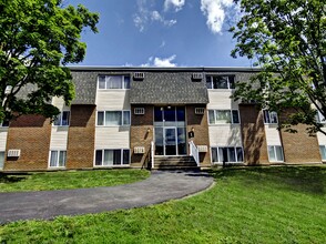 Highland Club Apartments in Watervliet, NY - Foto de edificio - Building Photo