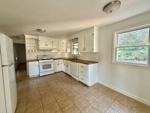 236 Hubbard St in Glastonbury, CT - Building Photo - Building Photo