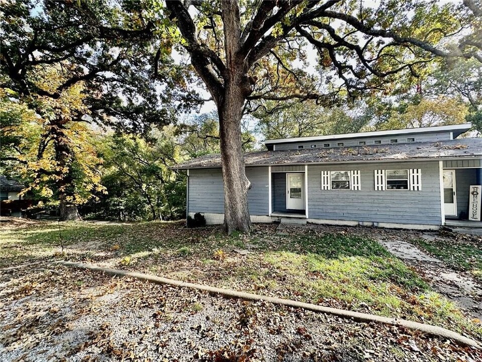 1506 Bella Vista Rd in Bentonville, AR - Building Photo