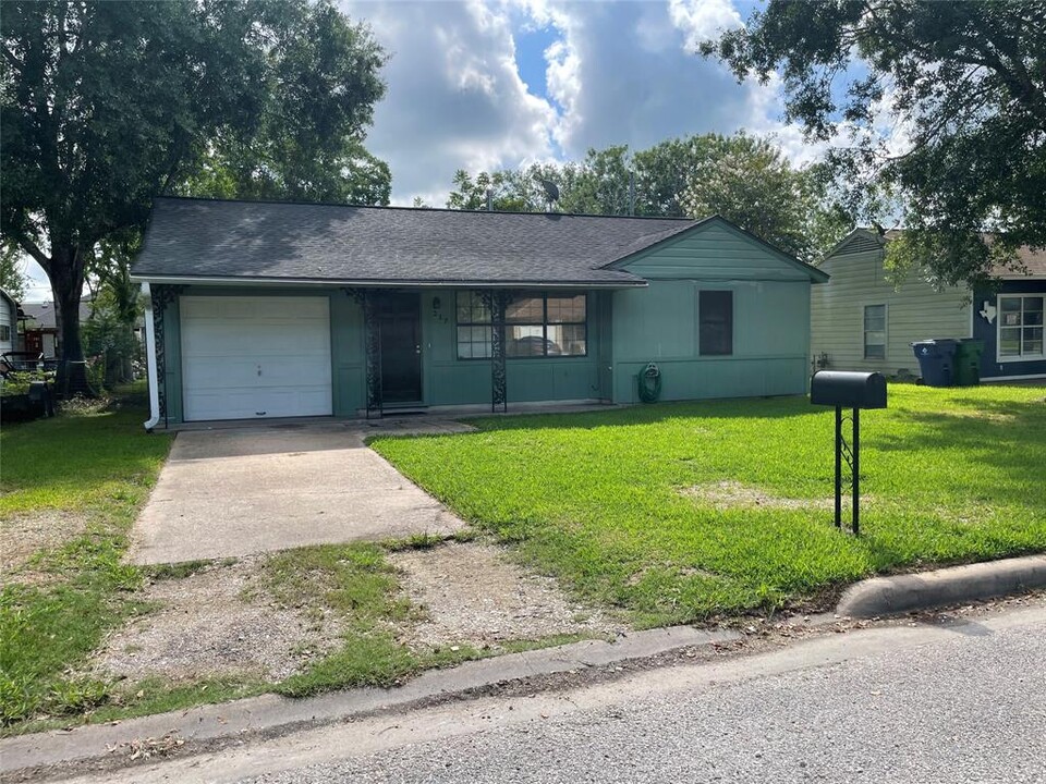 317 Evans St in Angleton, TX - Building Photo