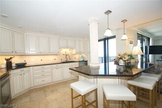 4005 Gulf Shore Blvd N in Naples, FL - Foto de edificio - Building Photo