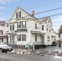 220 Concord St in Lowell, MA - Building Photo