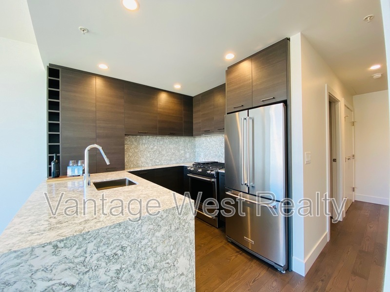 1181-1181 Sunset Dr in Kelowna, BC - Building Photo