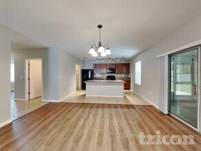 3799 Crossline Dr in Spring Hill, FL - Foto de edificio - Building Photo