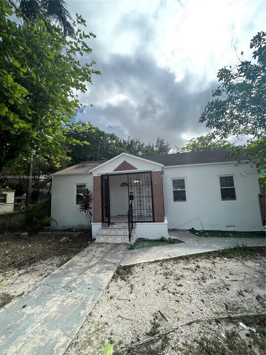 1250 NW 43rd St in Miami, FL - Building Photo