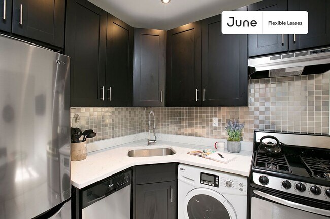 320 Manhattan Ave in New York, NY - Building Photo - Building Photo