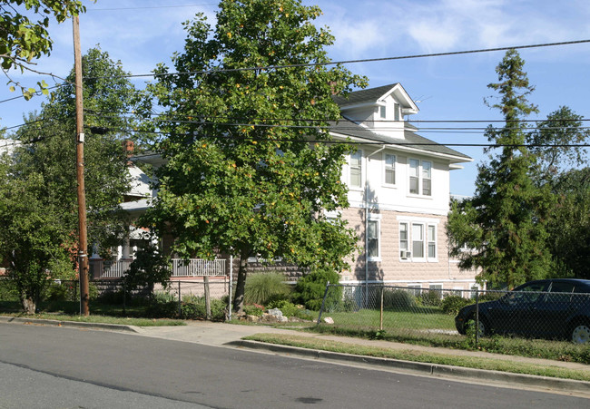 240 Manor Cor in Takoma Park, MD - Building Photo - Building Photo