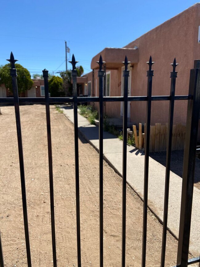 122 Charleston St SE in Albuquerque, NM - Building Photo - Building Photo