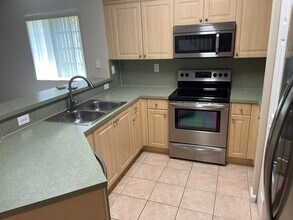 5051 SE Mariner Garden Cir in Stuart, FL - Building Photo - Building Photo