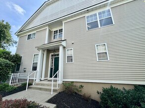 8 Green Ct in Middletown, NY - Building Photo - Building Photo