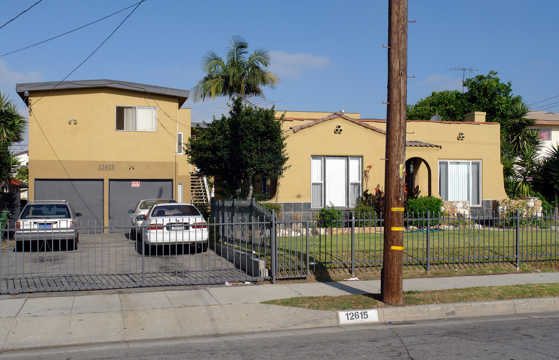 12615 Oxford Ave in Hawthorne, CA - Foto de edificio