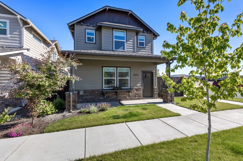 2523 NW Spruce Pl in Redmond, OR - Building Photo