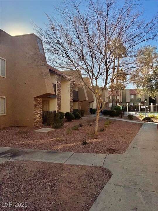 5280 Indian River Dr in Las Vegas, NV - Building Photo