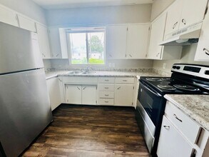215 Miriam Dr in Waterloo, IA - Building Photo - Building Photo