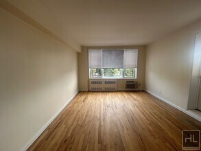 GRAND CENTRAL PARKWAY in Queens, NY - Building Photo - Building Photo