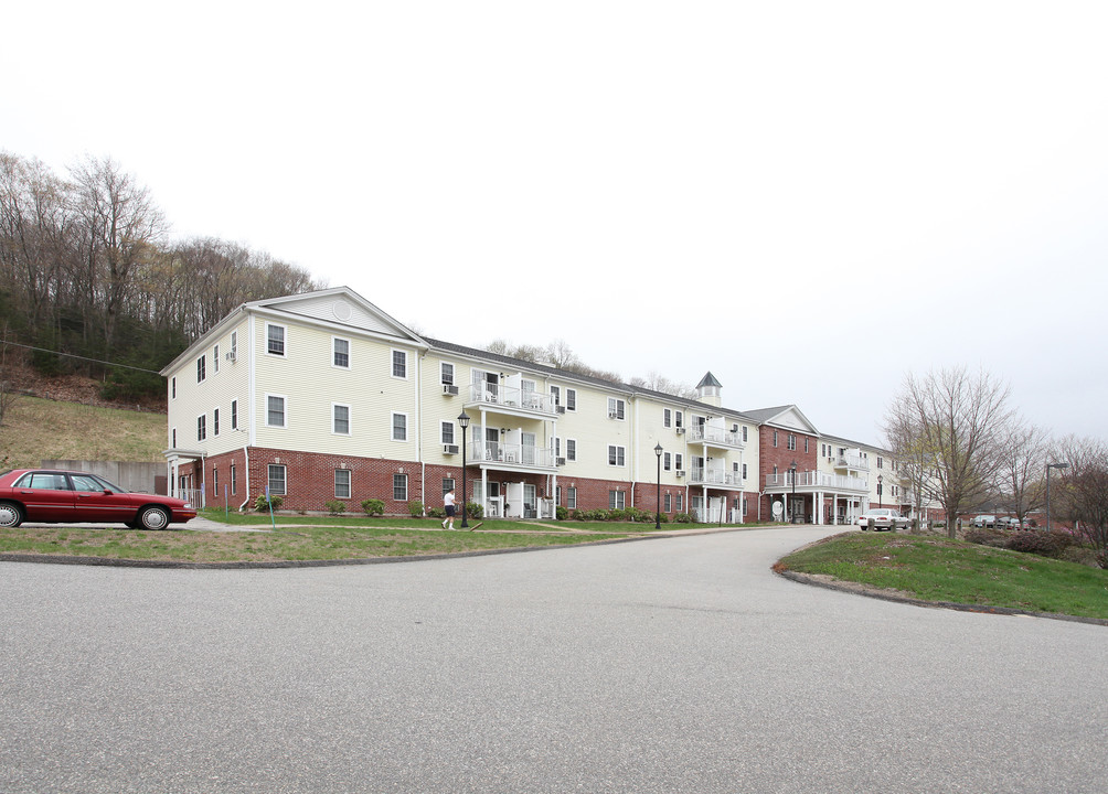 Glen Apartments in Winsted, CT - Foto de edificio