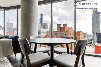 730 W Couch Pl in Chicago, IL - Building Photo - Building Photo